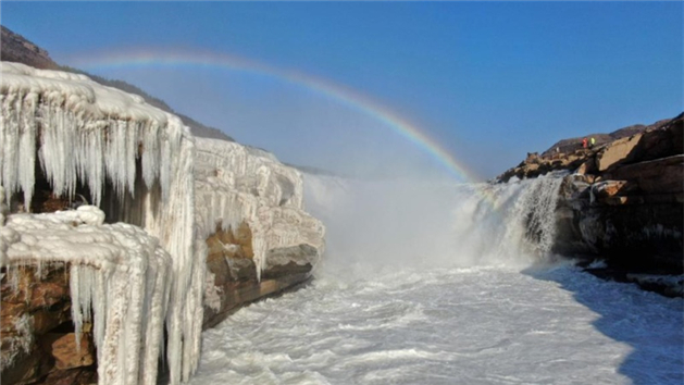 “Cascata de gelo em forma de jarro de jade” revela arco-íris