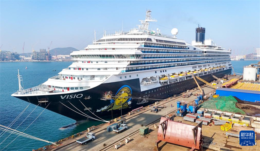Navio de cruzeiro “IDEAL”, de mais de 100 mil toneladas, é reparado em Qingdao