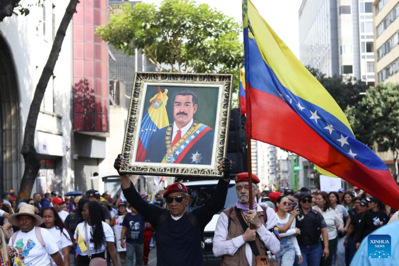 Pessoas participam de um comício em apoio a Maduro na Venezuela
