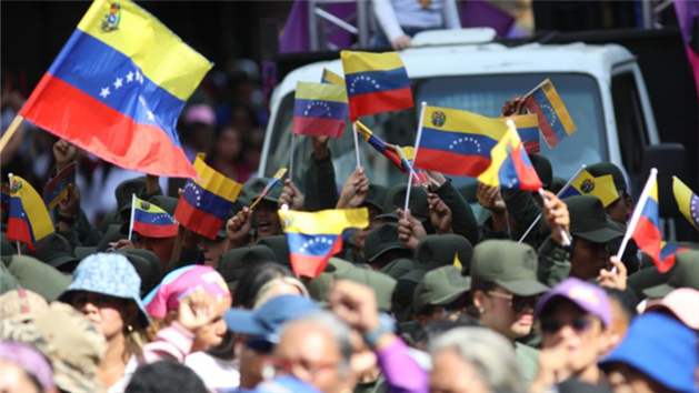 Pessoas participam de um comício em apoio a Maduro na Venezuela