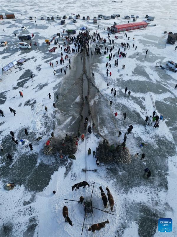 24º Festival Cultural e Turístico de Pesca e Caça no Gelo e na Neve do Lago Chagan inicia em Jilin