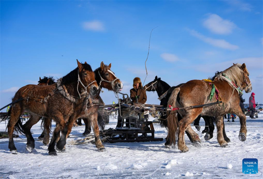 24º Festival Cultural e Turístico de Pesca e Caça no Gelo e na Neve do Lago Chagan inicia em Jilin