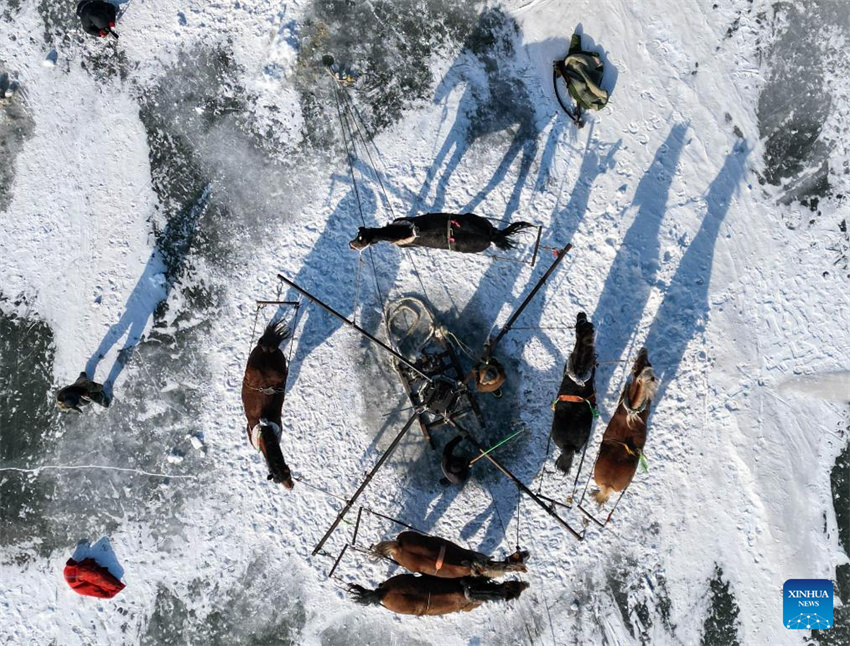 24º Festival Cultural e Turístico de Pesca e Caça no Gelo e na Neve do Lago Chagan inicia em Jilin