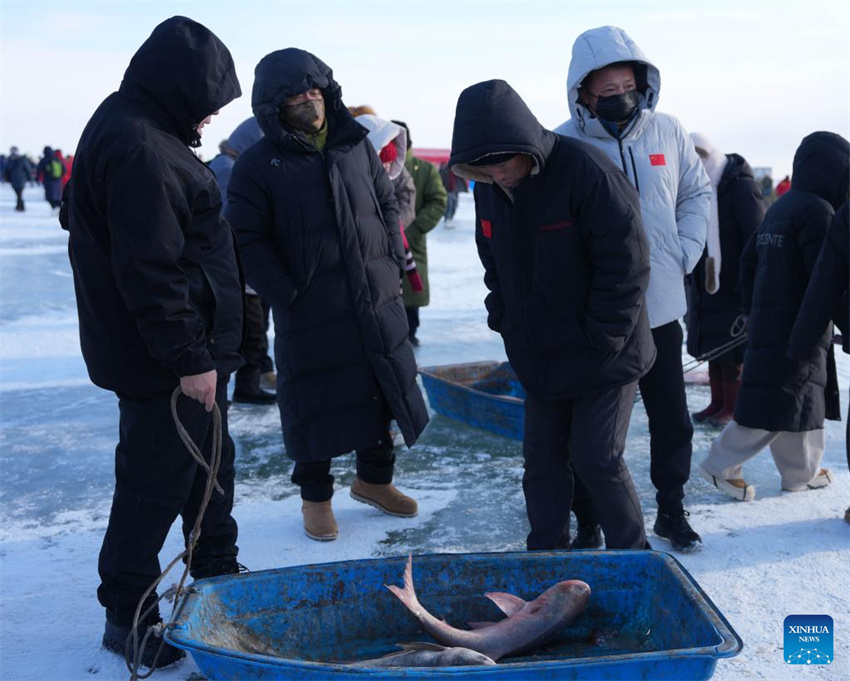 24º Festival Cultural e Turístico de Pesca e Caça no Gelo e na Neve do Lago Chagan inicia em Jilin