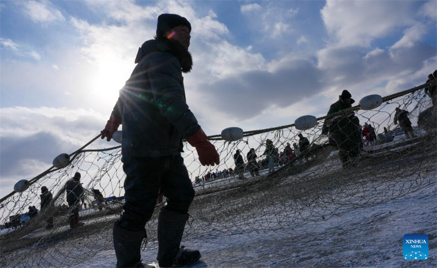 24º Festival Cultural e Turístico de Pesca e Caça no Gelo e na Neve do Lago Chagan inicia em Jilin