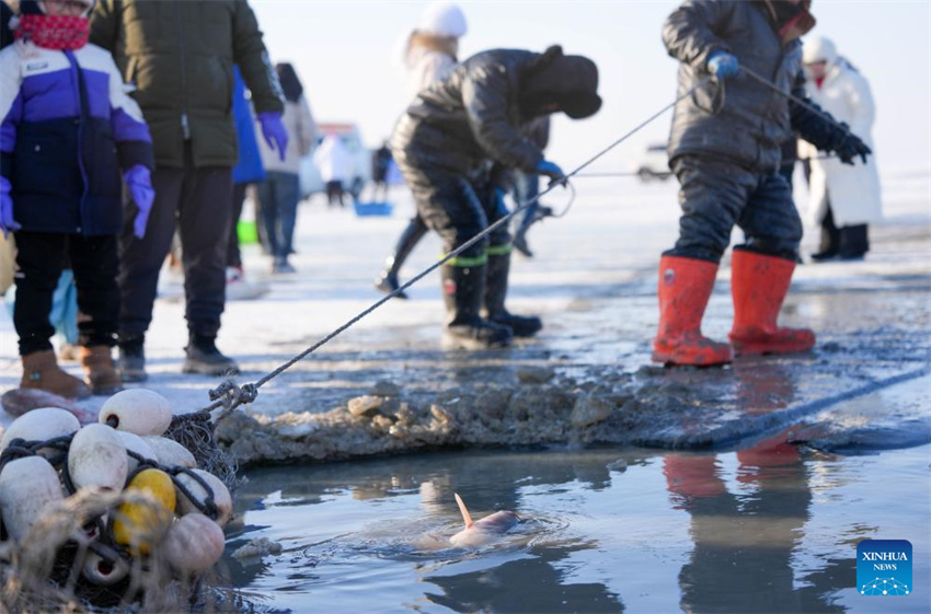 24º Festival Cultural e Turístico de Pesca e Caça no Gelo e na Neve do Lago Chagan inicia em Jilin