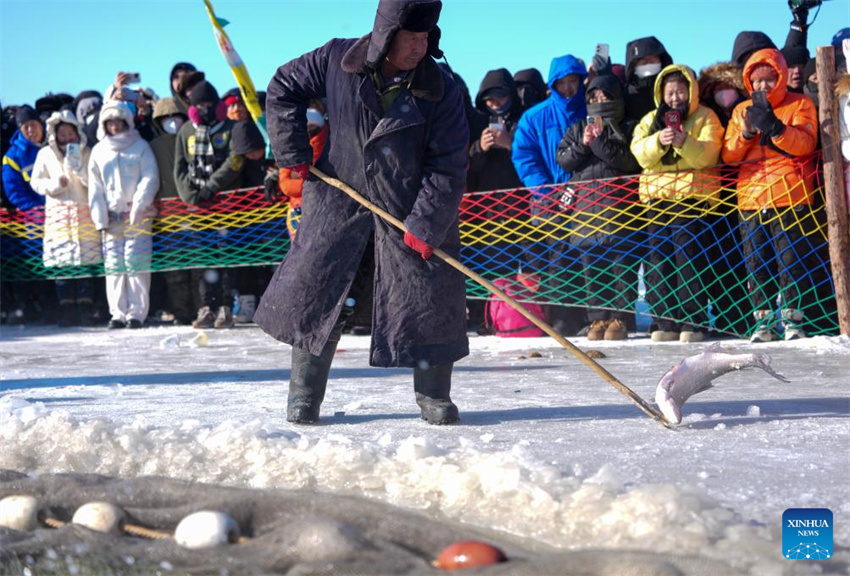 24º Festival Cultural e Turístico de Pesca e Caça no Gelo e na Neve do Lago Chagan inicia em Jilin