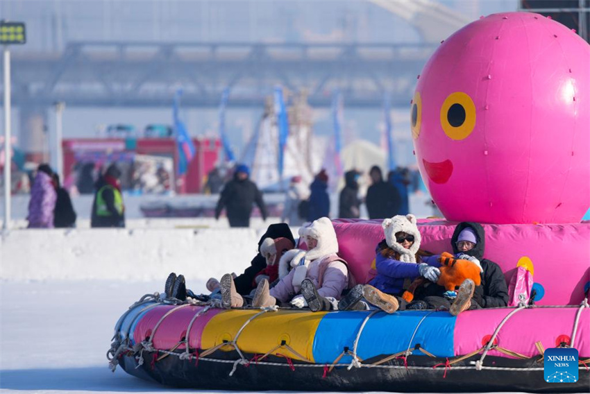 Galeria: rio Songhua congelado em Harbin atrai multidões para atividades de gelo e neve