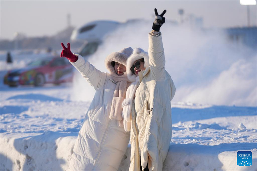 Galeria: rio Songhua congelado em Harbin atrai multidões para atividades de gelo e neve