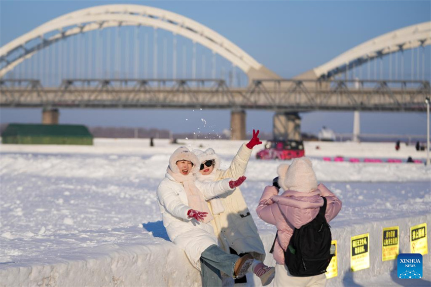 Galeria: rio Songhua congelado em Harbin atrai multidões para atividades de gelo e neve