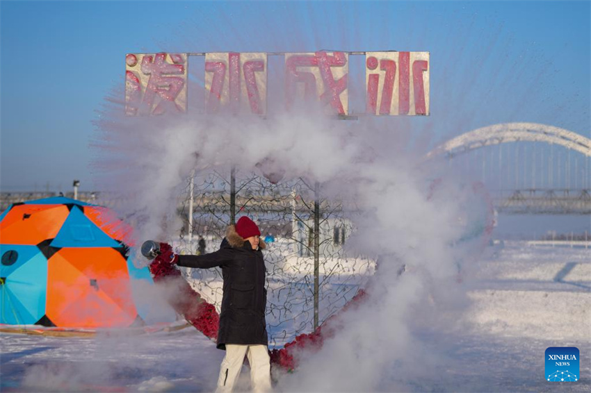 Galeria: rio Songhua congelado em Harbin atrai multidões para atividades de gelo e neve