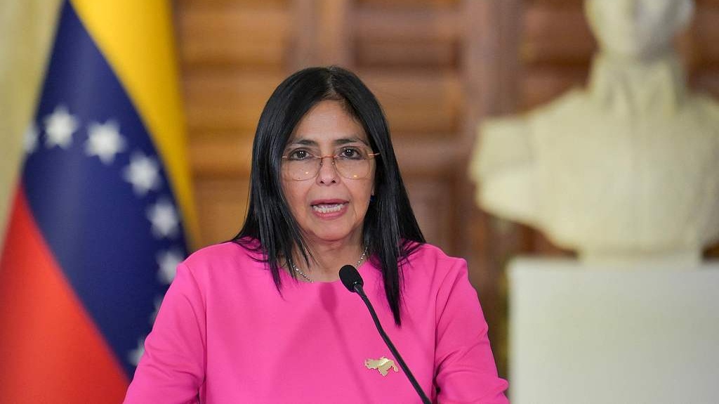 Rodríguez responde a Trump por “se autoproclamar presidente interino da Venezuela”Delcy Rodríguez respondeu no dia 12 à atitude de Donald Trump, de “se autoproclamar presidente interino da Venezuela”, afirmando que o governo venezuelano que ela lidera está exercendo o poder de forma legítima.