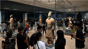 Duas antigas carruagens desenterradas perto do Mausoléu do Imperador QinshihuangArqueólogos chineses descobriram duas antigas carruagens numa nova rodada de escavações em uma cova funerária perto do Mausoléu do Imperador Qinshihuang, na província de Shaanxi, noroeste da China.