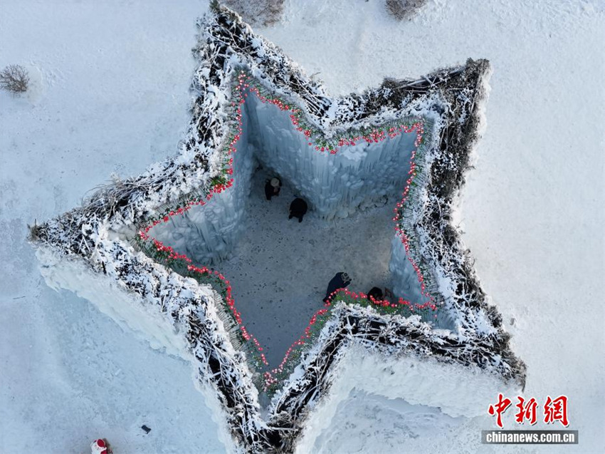 Galeria: paisagem de gelo e neve com tema de rosas atrai turistas