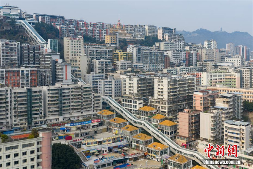 Escada rolante com mais de 240 metros de elevação prestes a ser inaugurada em Chongqing, sudoeste da China