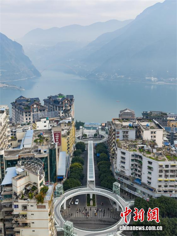 Escada rolante com mais de 240 metros de elevação prestes a ser inaugurada em Chongqing, sudoeste da China