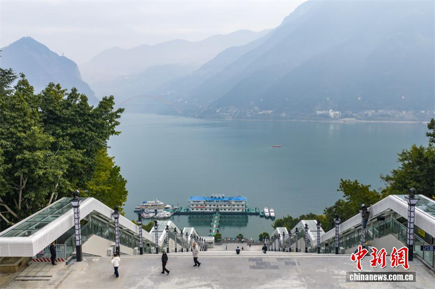 Escada rolante com mais de 240 metros de elevação prestes a ser inaugurada em Chongqing, sudoeste da China