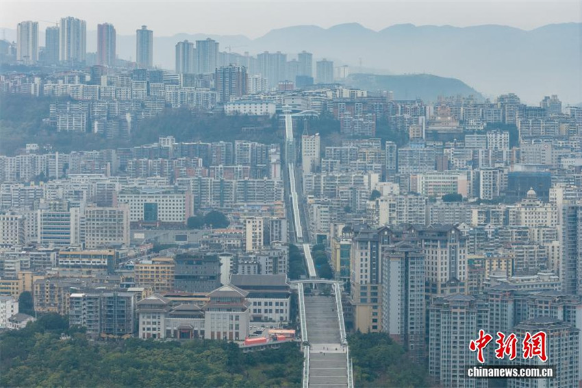Escada rolante com mais de 240 metros de elevação prestes a ser inaugurada em Chongqing, sudoeste da China