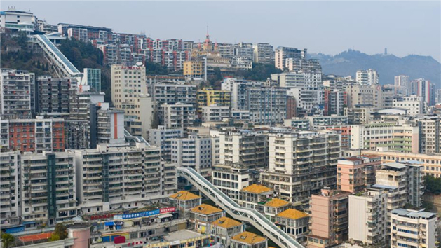 Escada rolante com mais de 240 metros de elevação prestes a ser inaugurada em Chongqing, sudoeste da China