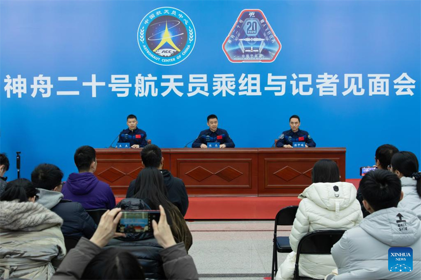 Astronautas da Shenzhou-20 encontram-se com a imprensa após retorno do espaço