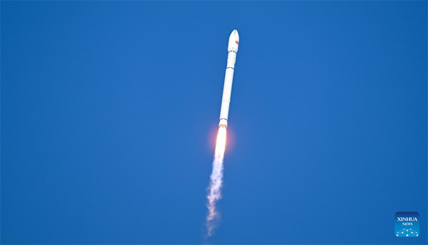 China lança novo grupo de satélites de internet