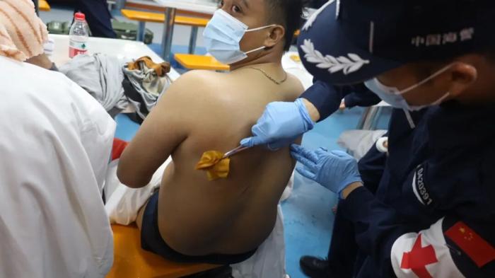 Guarda Costeira da China resgata marinheiros filipinos que caíram ao mar