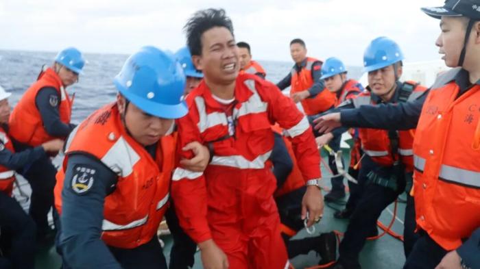 Guarda Costeira da China resgata marinheiros filipinos que caíram ao mar