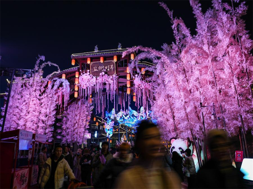 Festival anual icônico de lanternas tem início em Sichuan