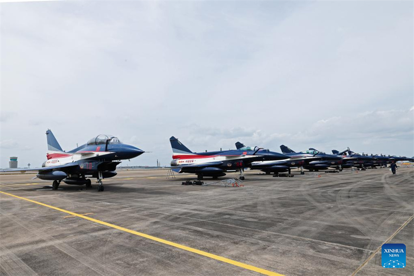 Caças J-10 da equipe de acrobacias da Força Aérea do ELP da China chegam a Singapura para show aéreo