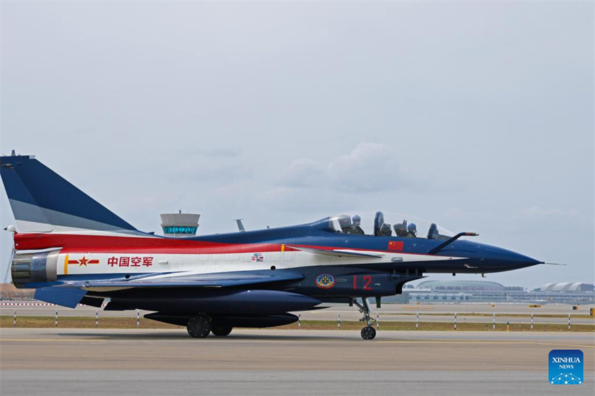 Caças J-10 da equipe de acrobacias da Força Aérea do ELP da China chegam a Singapura para show aéreo