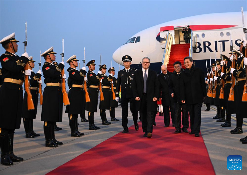Primeiro-ministro britânico chega a Beijing para visita oficial