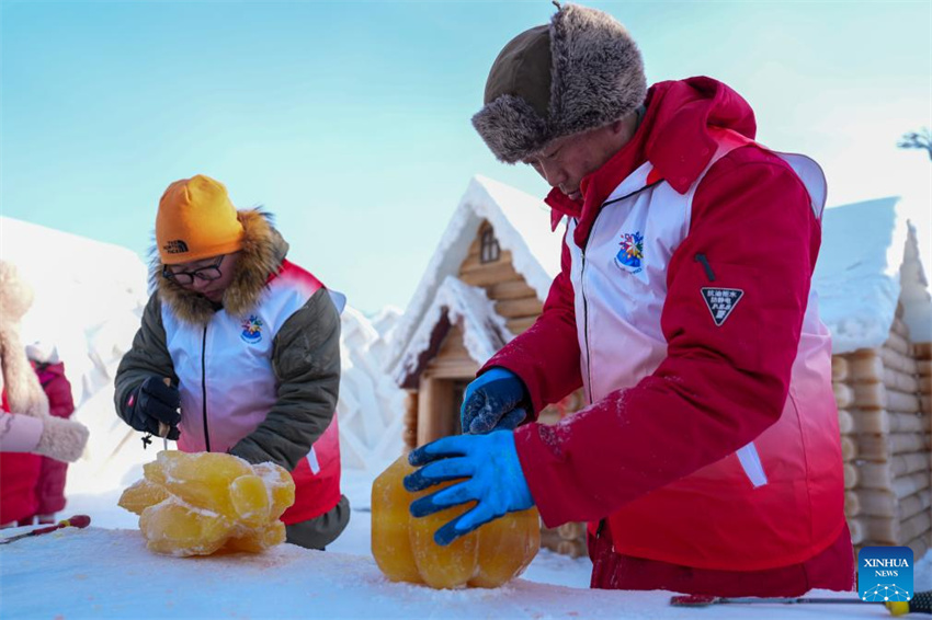 Esculturas de gelo tingidas com corantes vegetais dão mais cor ao Mundo de Gelo e Neve de Harbin