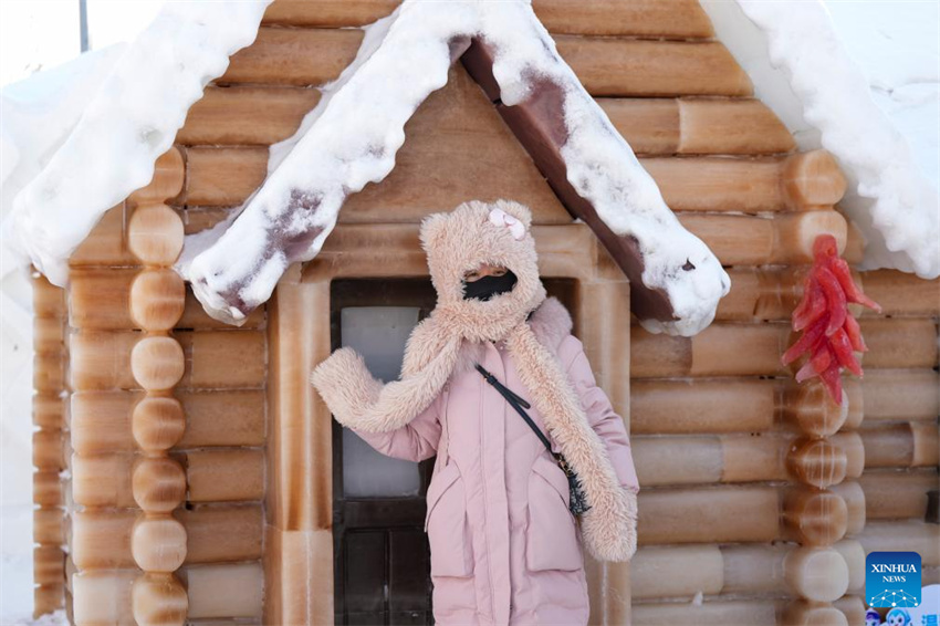 Esculturas de gelo tingidas com corantes vegetais dão mais cor ao Mundo de Gelo e Neve de Harbin