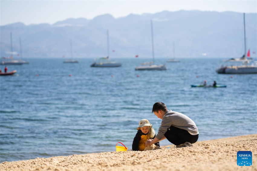 Galeria: paisagem do Lago Fuxian na cidade de Yuxi, província de Yunnan