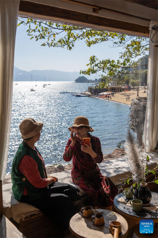 Galeria: paisagem do Lago Fuxian na cidade de Yuxi, província de Yunnan