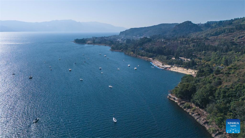 Galeria: paisagem do Lago Fuxian na cidade de Yuxi, província de Yunnan