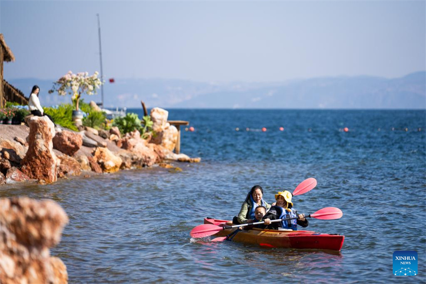 Galeria: paisagem do Lago Fuxian na cidade de Yuxi, província de Yunnan