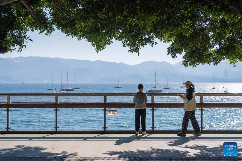 Galeria: paisagem do Lago Fuxian na cidade de Yuxi, província de Yunnan