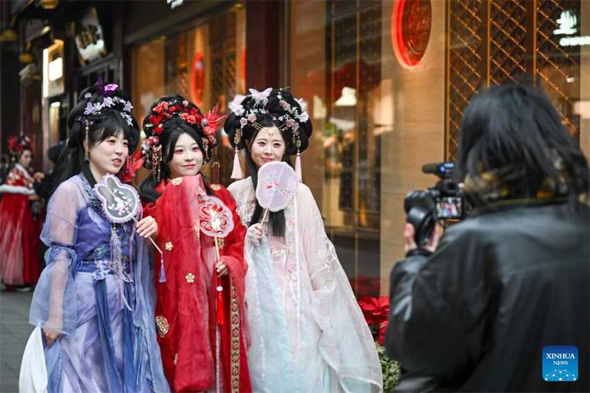 Abertura estimula aumento no número de visitantes que chegam à China e fortalece intercâmbios interpessoais