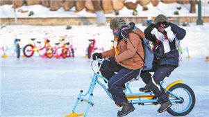 Diversão de inverno estimula turismo na ChinaNa área turística do Lago Jingpo, em Ning'an, província de Heilongjiang, o trenó os leva ao coração congelado do lago para testemunhar a tradicional pesca no gelo.