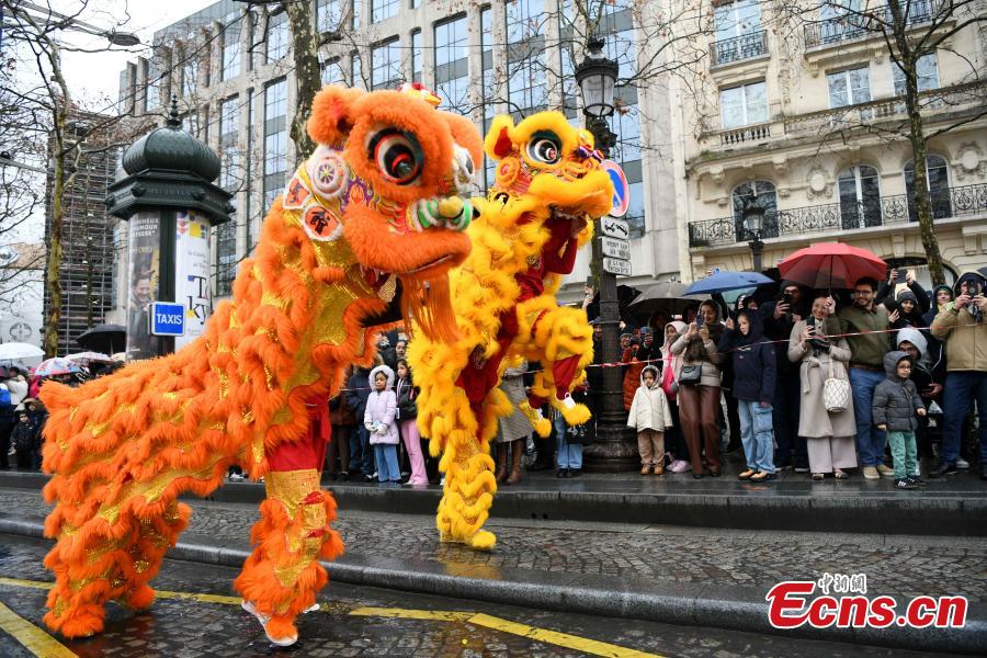 Performances de dança do dragão e do leão celebram o Ano Novo Chinês nos Champs-Élysées, em Paris