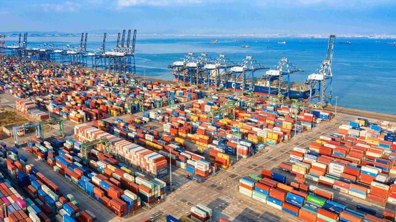 Comércio internacional de bens e serviços da China atingiu US$ 758 bilhões em dezembroO valor do comércio internacional de bens e serviços da China totalizou aproximadamente 5,28 trilhões de yuans (US$ 758 bilhões) em dezembro.