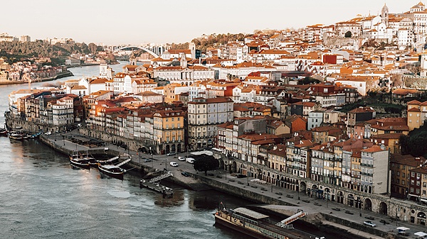 Economia portuguesa cresce 1,9% em 2025A economia de Portugal registrou um crescimento de 1,9% em 2025, de acordo com estatísticas divulgadas na última sexta-feira pelo Instituto Nacional de Estatística (INE) de Portugal.