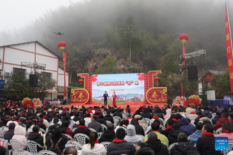 Jiangxi: moradores da vila de Shenshan celebram gala do Festival da Primavera