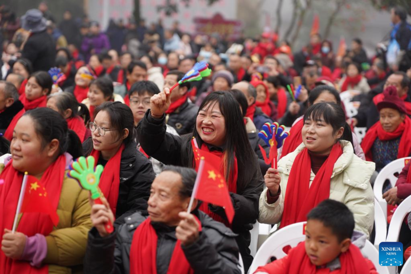 Jiangxi: moradores da vila de Shenshan celebram gala do Festival da Primavera