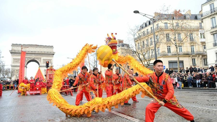 Performances de dança do dragão e do leão celebram o Ano Novo Chinês nos Champs-Élysées, em Paris