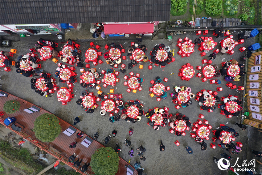 Jinggangshan: aldeia de Shenshan recebe visitantes com banquete tradiconal
