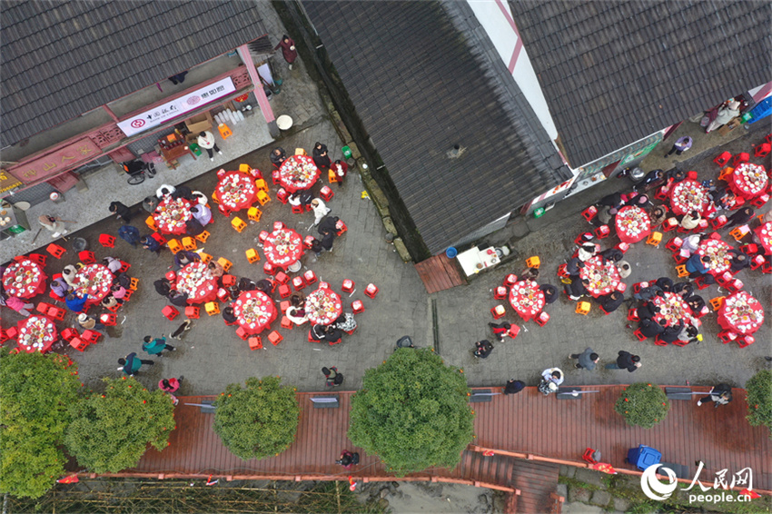 Jinggangshan: aldeia de Shenshan recebe visitantes com banquete tradiconal
