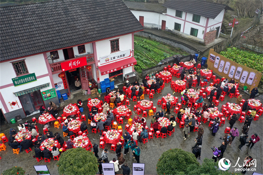 Jinggangshan: aldeia de Shenshan recebe visitantes com banquete tradiconal