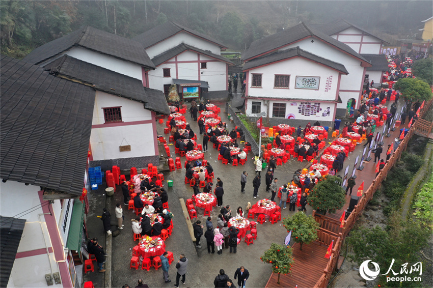 Jinggangshan: aldeia de Shenshan recebe visitantes com banquete tradiconal